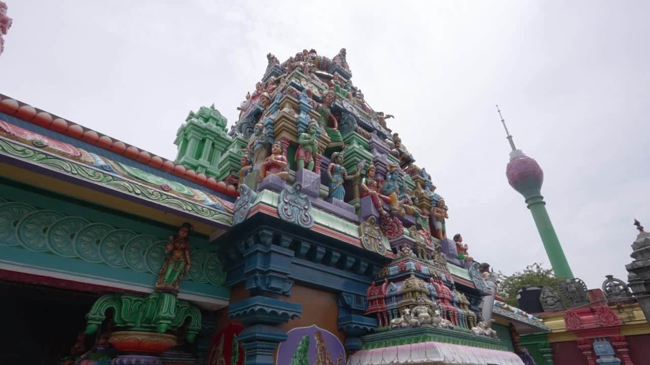 Cảnh nhìn từ phía trước đền thờ Hindu Sri Kailawasanathan Swami Devasthanam Kovil ở Colombo, Sri Lanka, làm nổi bật mặt tiền trang trí công phu và các chi tiết kiến trúc phức tạp của nó.