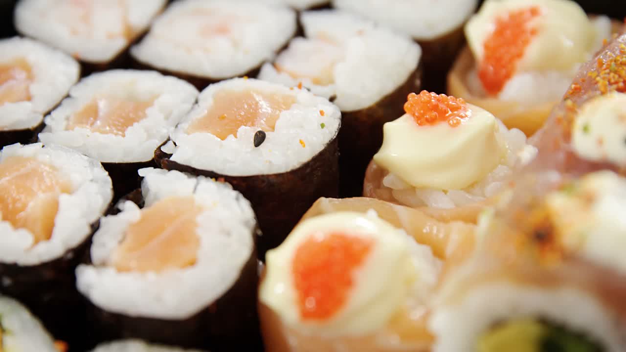 de uma bandeja de sushi variada