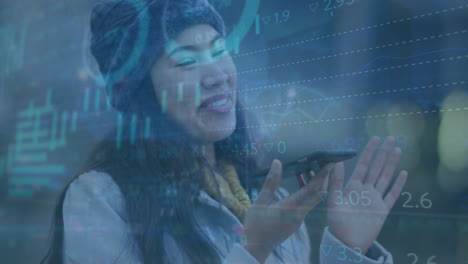 animación del procesamiento de datos sobre una mujer biracial usando un teléfono inteligente
