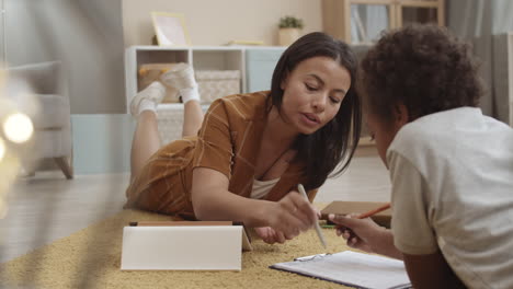 madre e hija estudiando juntos en casa