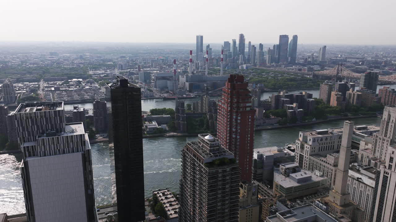 Vista aérea se aproximando da ilha Roosevelt e do horizonte de Long Island City, em Nova York