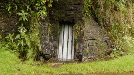 Toma-Intermedia-Del-Agua-De-Lluvia-Canalizada-Detrás-De-Las-Rejas-Controladas-Debajo-Del-Andén-En-La-Estación-De-Cynonville.