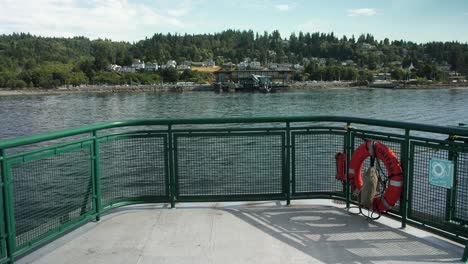 vista de un ferry entrando en la terminal de mukilteo en washington