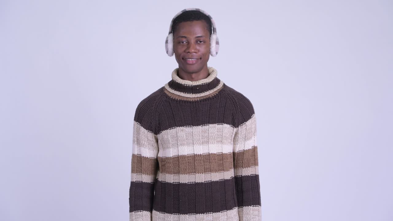 giovane uomo africano bello pronto per l'inverno