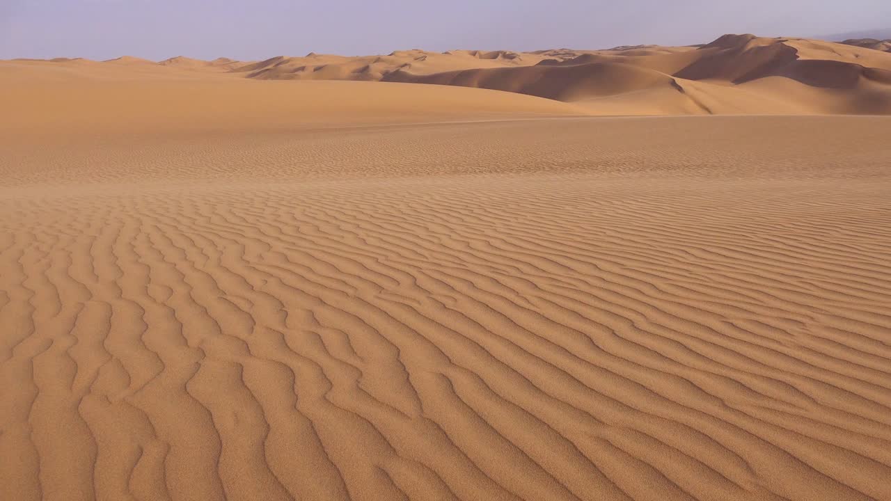 recorre las increíbles dunas de arena del desierto de namib a lo largo de la costa esquelética de namibia 1