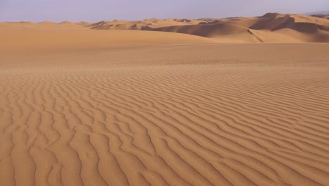 Panorámica-A-Través-De-Las-Increíbles-Dunas-De-Arena-Del-Desierto-De-Namib-A-Lo-Largo-De-La-Costa-De-Los-Esqueletos-De-Namibia-1