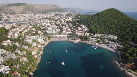 la playa de uvala lapad de dubrovnik: una imagen aérea de la costa arenosa y las aguas azules del adriático