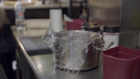 chef preparando comida en una cocina
