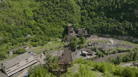 teleférico de carga oxidado que conduce a una fábrica minera abandonada en georgia