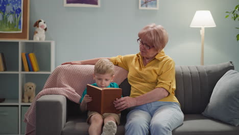 el niño está estudiando un libro con interés.