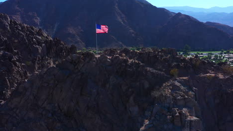 Patriotismo-Americano-Bandera-De-Pie-Alto-Ondeando-En-Indio-California