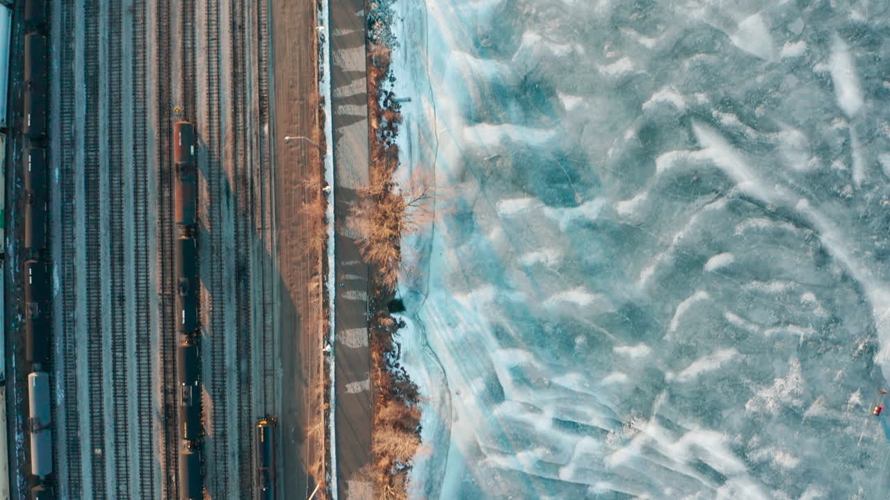 Ripresa aerea di uno scalo ferroviario vicino a un lago ghiacciato
