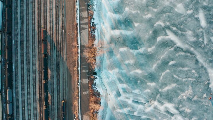 Ripresa aerea di uno scalo ferroviario vicino a un lago ghiacciato