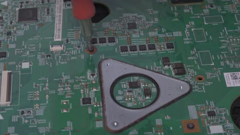 Laptop-Komponenten-Motherboard,-Anziehen-Der-Schraube,-Zusammenbau-Von-Nahaufnahmeteilen,-Hand