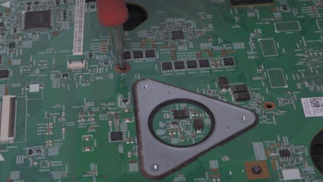 placa base de componentes de computadora portátil apretando el tornillo ensamblando piezas de primer plano mano