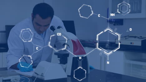 animación del procesamiento de datos científicos sobre un científico masculino biracial usando el microscopio.