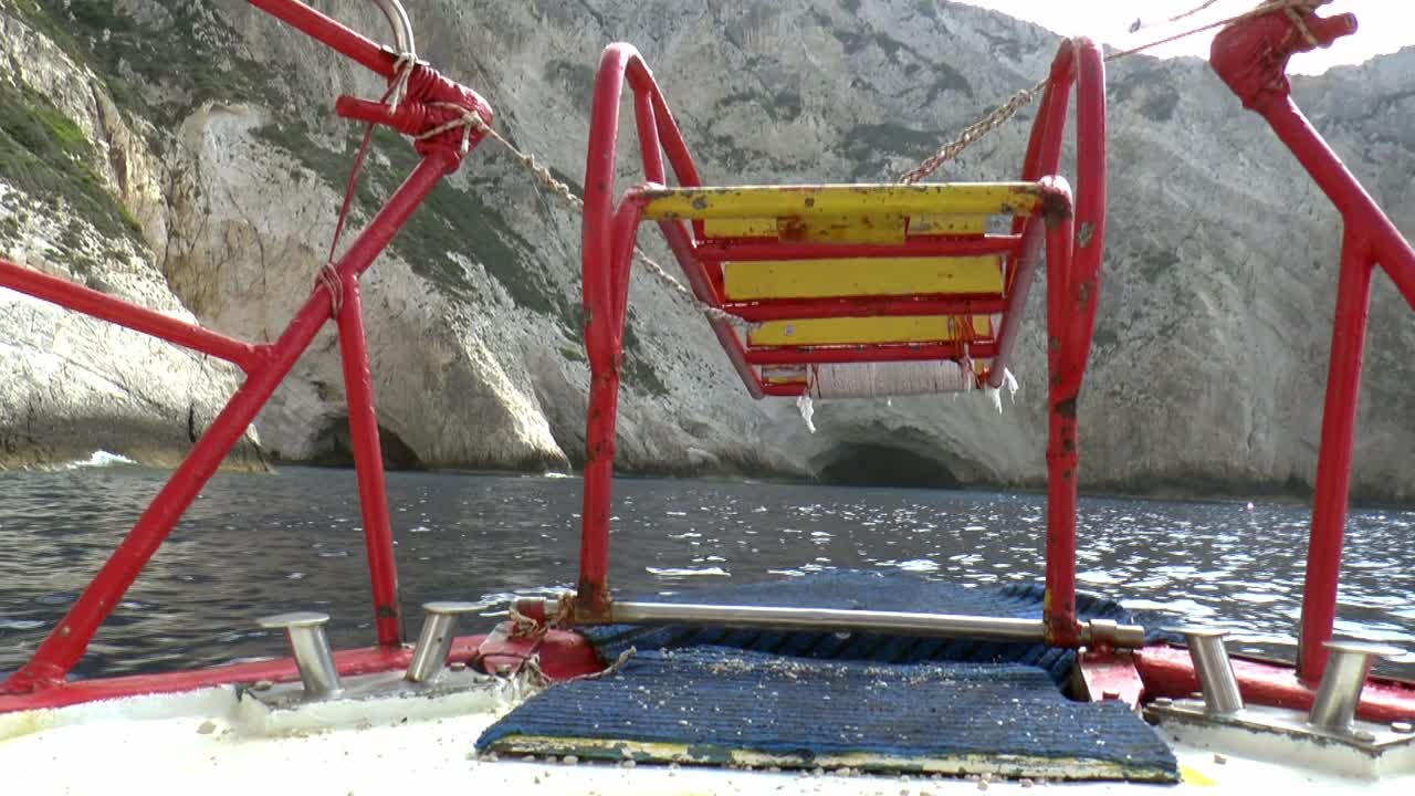 navegar a lo largo de las cuevas azules o zakynthos