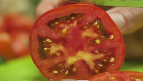 Küchenchef-Verwendet-Ein-Messer-Aus-Damaststahl,-Um-Frische-Tomaten-Zu-Schneiden,-Nahaufnahme