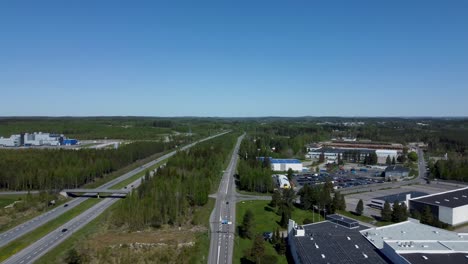 La-Ciudad-Está-Adornada-Con-Una-Red-De-Carreteras,-Rodeada-De-Frondosos-Bosques-Verdes-Que-Añaden-Un-Toque-De-Belleza-Natural-Al-Paisaje-Urbano