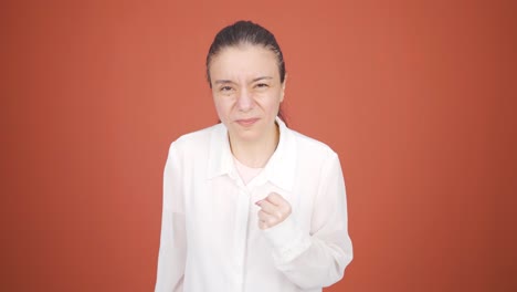 여자가 카메라에 화를 내고 있어요.
