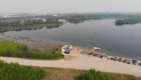 video de drones de 4k de surfistas de remo y kayakistas en el lago cushman en fairbanks, ak durante el día 8 de verano