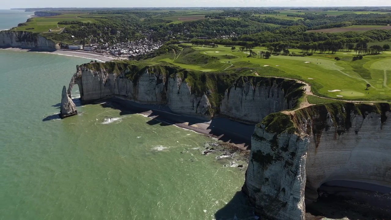 Normandiet, franske kystlinje, Étretat-klipperne i Frankrig, Den Engelske Kanal, landskab set fra drone.