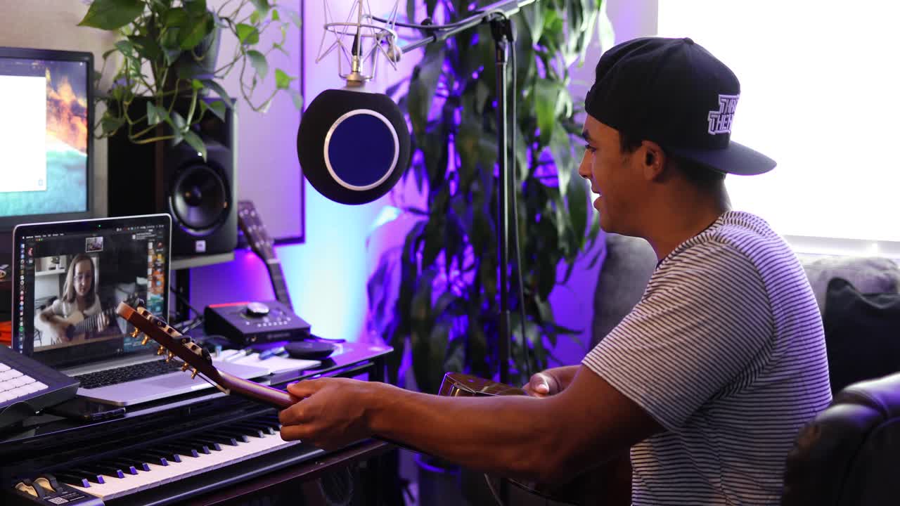 estudiantes y profesores que utilizan herramientas de aprendizaje remoto en línea durante el brote de coronavirus