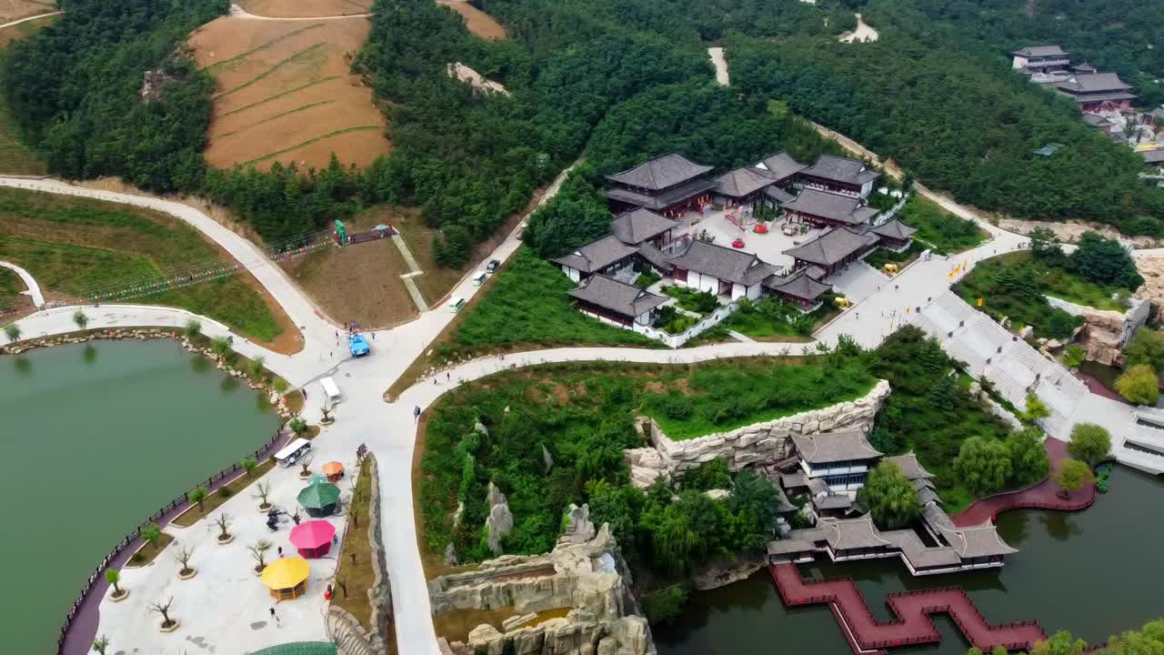 vista aérea cinematográfica del área del parque acuático divertido en el parque temático huaxiacheng, china