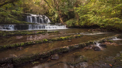 Lapso-De-Tiempo-De-La-Cascada-Del-Bosque-En-El-Paisaje-Rural-Durante-El-Otoño-En-Irlanda