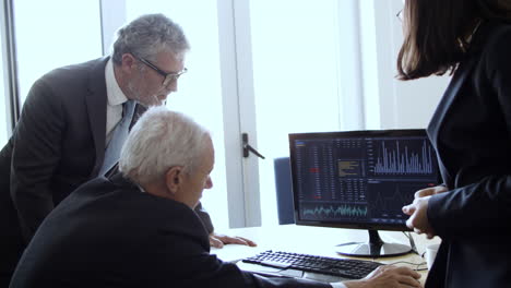 dos profesionales discutiendo la bolsa de valores