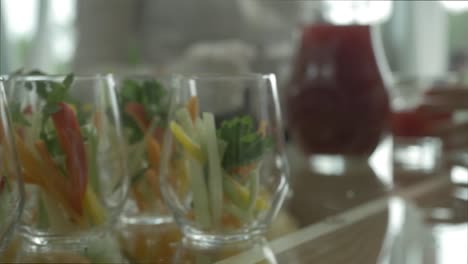 aperitivos de verduras de colores en vasos