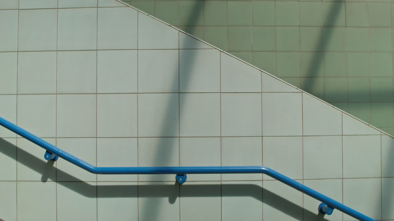 mujer de negocios subiendo las escaleras en el metro.