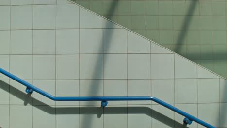 mujer de negocios subiendo las escaleras en el metro.