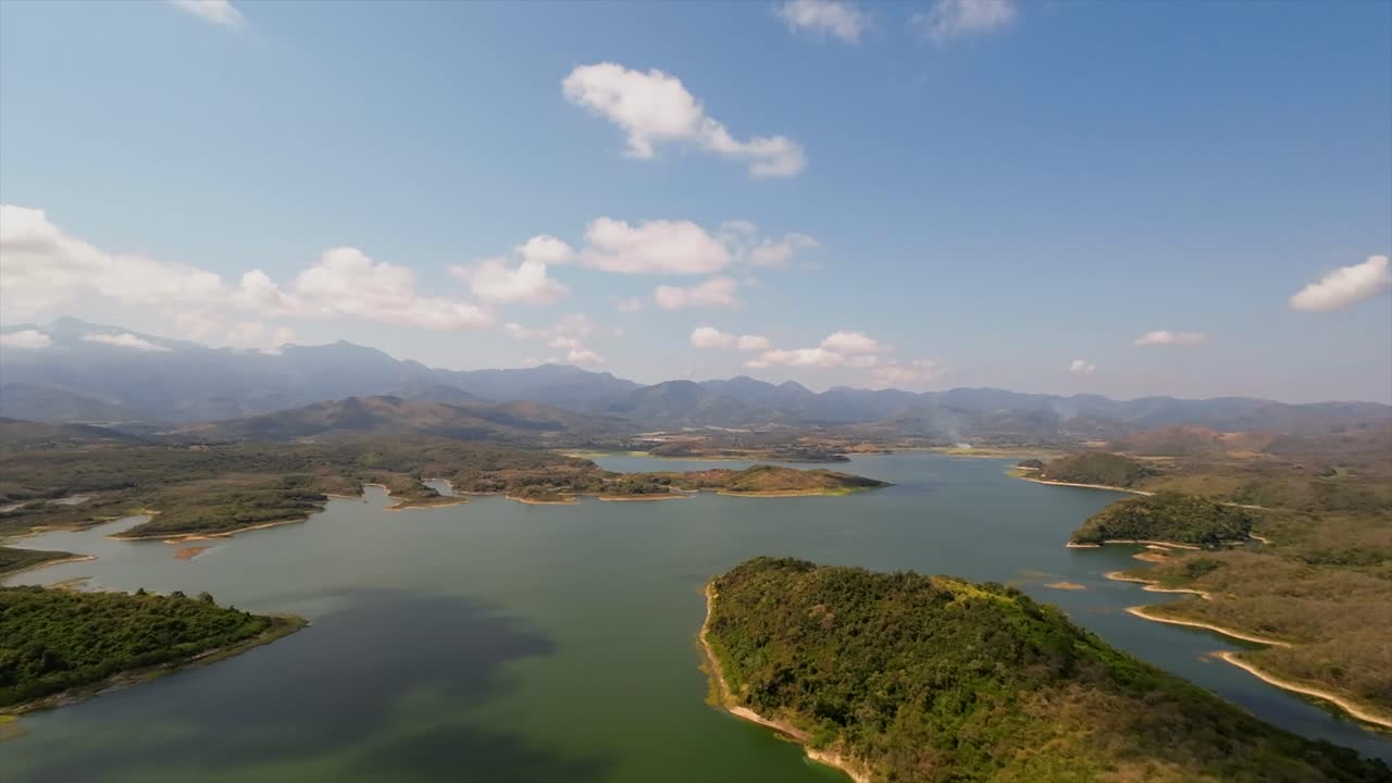 Waduk air yang luas di perbukitan, tenang, indah, Sucre, Venezuela, 1050 hektar