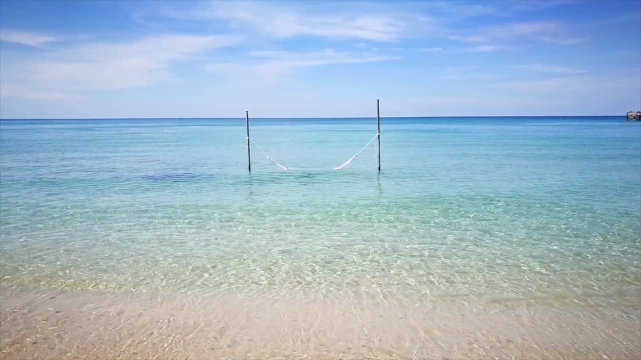 맑고 푸른 바다 바다에서 일부 구름과 파도와 여름 휴가 시골에서 풍경 바다 모래 하얀 해변