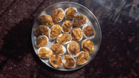 relleno de huevos relleno plato de huevo cocido lleno de aspecto sabroso vista superior huevo deviled también conocido como huevos rellenos, huevos rusos o huevos aderezados