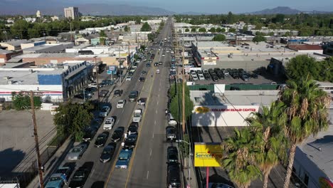 Low-Rider-Fahren-Durch-Die-Straßen-Der-Stadt