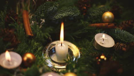 una vela encendida se apagó de una corona de navidad