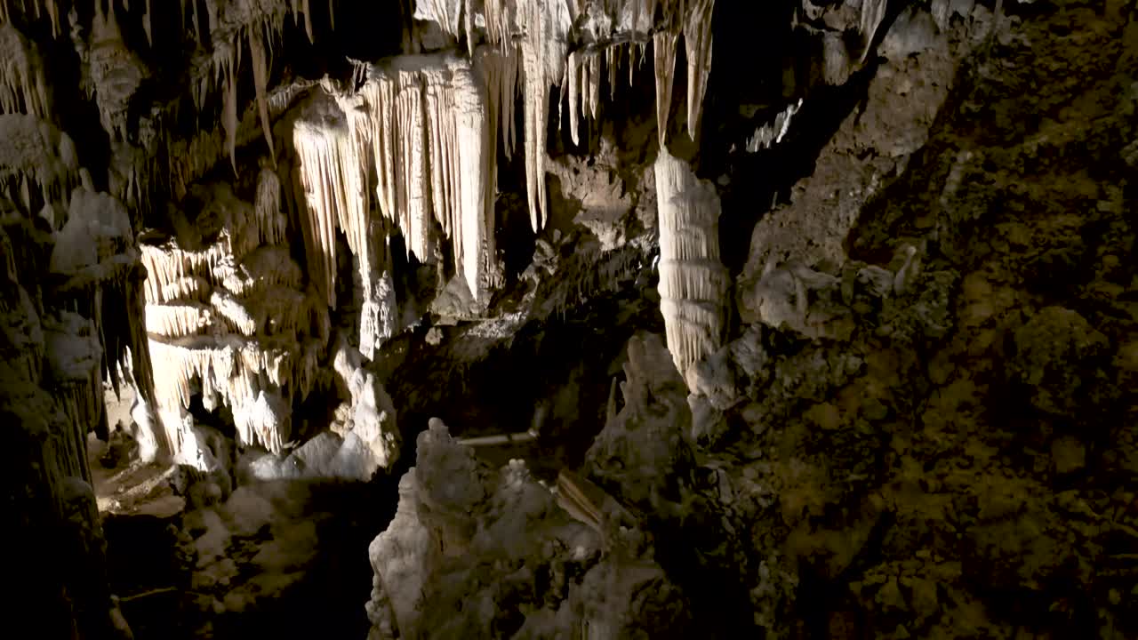 panorámica interior de las cuevas de postojna sobre estalagmitas estalactitas