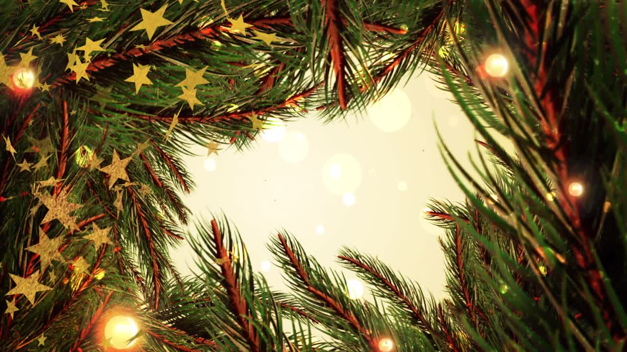 animación de estrellas doradas flotantes sobre ramas de abeto sobre fondo amarillo