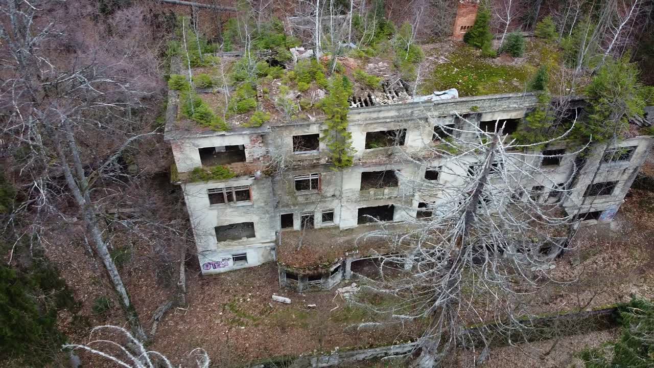 크로아티아 자그레브에 있는 결핵에 대한 버려진 병원 건물 전면의 조감도