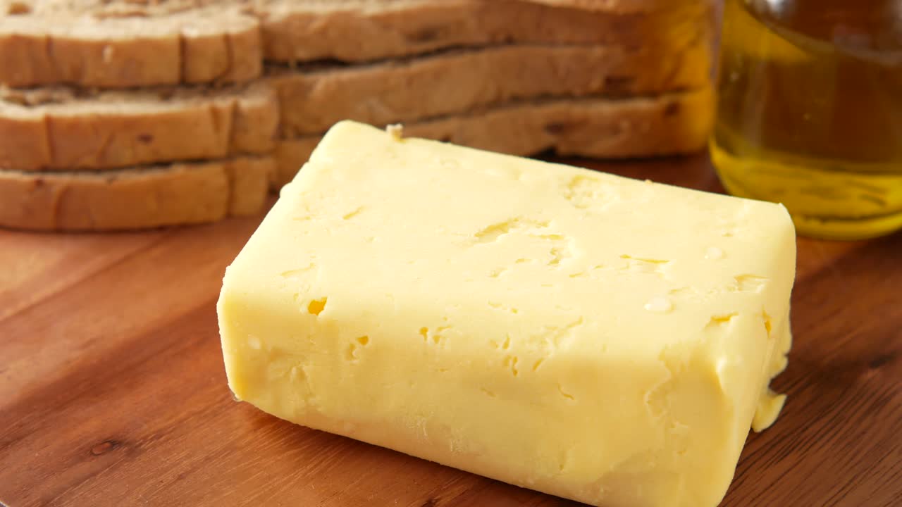 mantequilla, pan y aceite de oliva