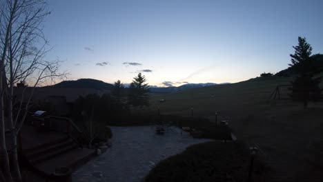 lapso de tiempo de una puesta de sol en el campo