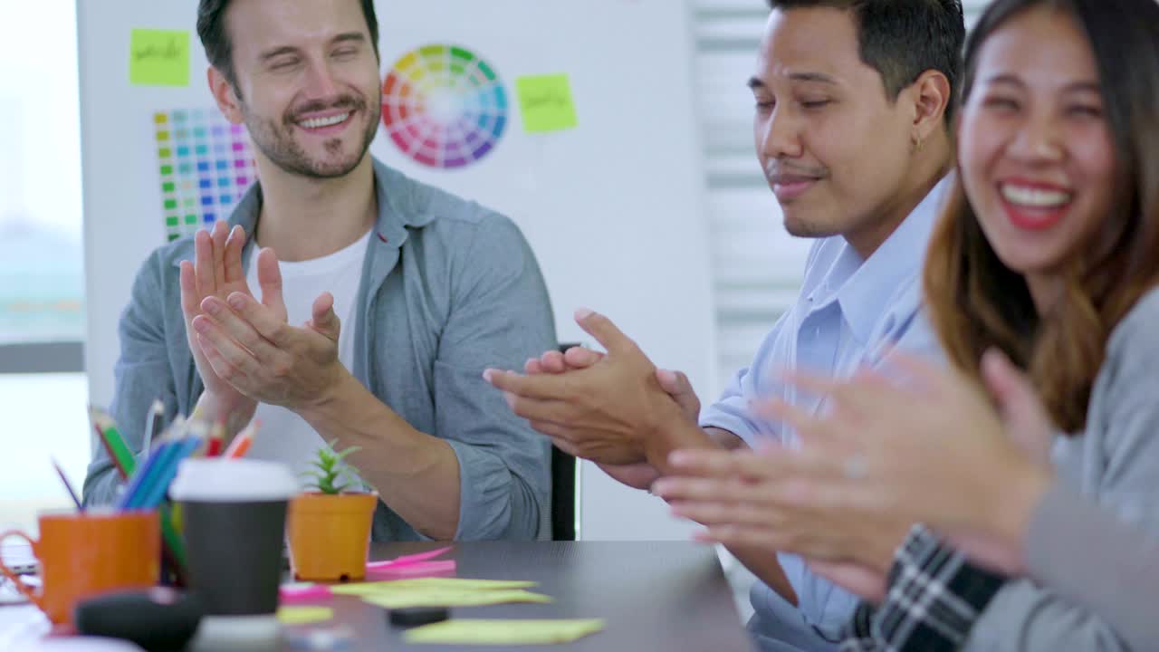 creatività idee di business concetto con un gruppo di designer brainstorming in bellissimo ufficio deisgn ufficio per il miglior risultato soluzione per il successo obiettivo