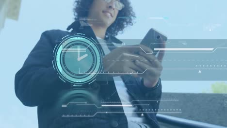 Animation-Der-Uhr-Und-Datenverarbeitung-über-Dem-Mittelteil-Eines-Gemischtrassigen-Mannes,-Der-Sein-Smartphone-Nutzt