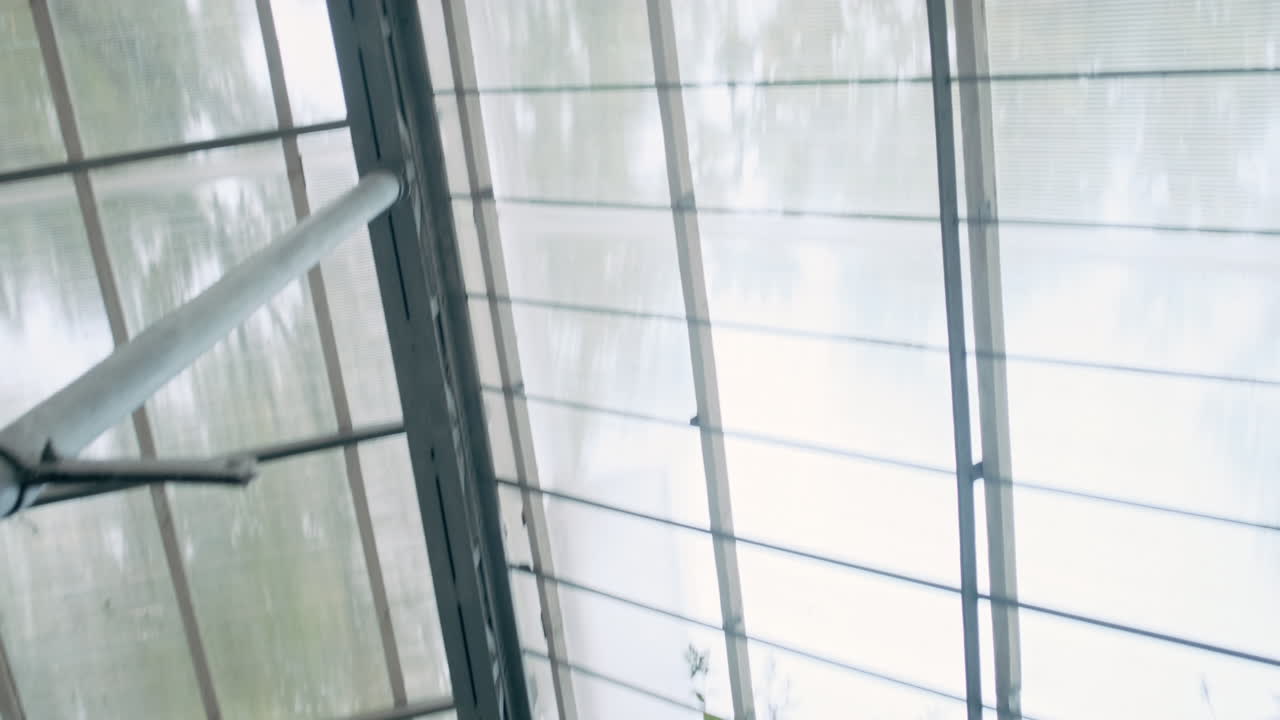 молодая модель смотрит на камеру в грихаусе