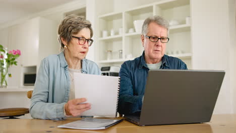 kampf, laptop und seniorenpaar machen budget