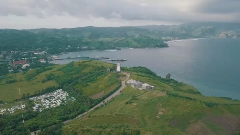 Filmisches-Drohnen-Luftvideo-Eines-Romantischen-Leuchtturms-Von-Basco-Batanes-Auf-Den-Philippinen