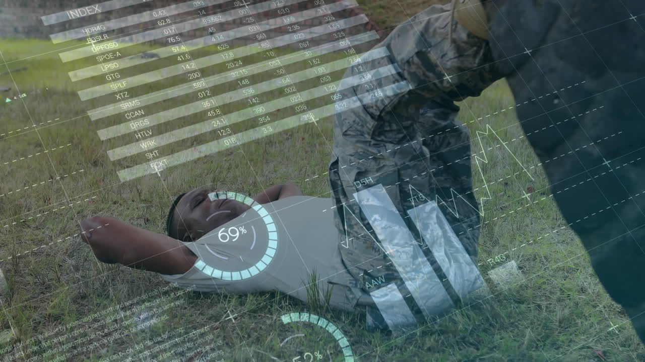 анимация обработки данных над мускулистым человеком, тренирующимся с шиной