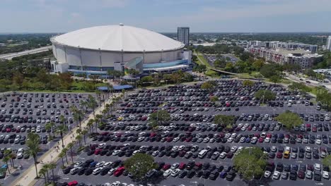 4K-Luftdrohnenvideo-Des-Tropicana-Feldes-Und-Des-Vollen-Parkplatzes-In-Der-Innenstadt-Von-St.-Petersburg